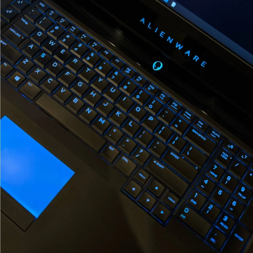 Alienware 17 laptop R5 - Picture 2 of 3